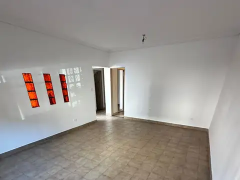 Excelente casa de 4 ambientes, 2 baños, cocina comedor diario, entrada de auto, patio y terraza. Sobre lote propio de 8.66 x17.32Mts.