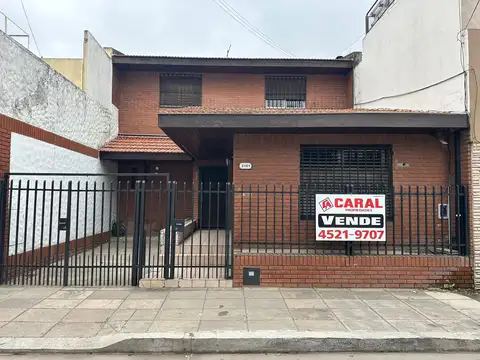 Excelente casa de 4 ambientes, 2 baños, cocina comedor diario, entrada de auto, patio y terraza. Sobre lote propio de 8.66 x17.32Mts.