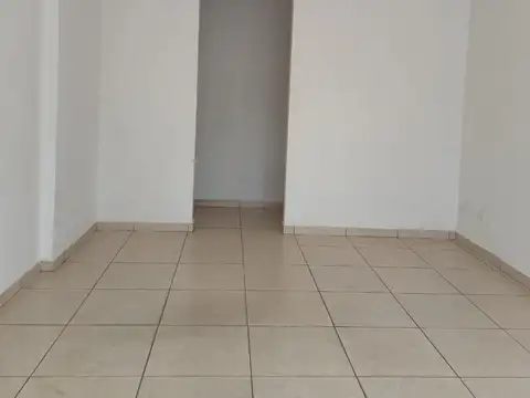 Local en Alquiler en Los Hornos, $ 800.000