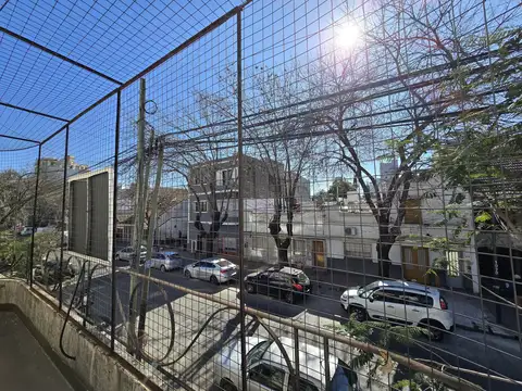 Muy Luminoso el Departamento Tipo Casa en Primer Piso x Escalera al Frente