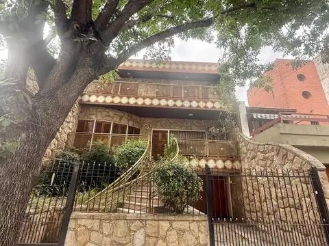 CASA 4 AMB PLAY ROOM GARAGE 3 AUTOS