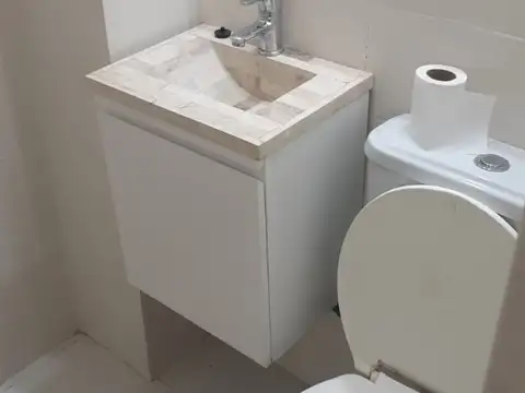 MONOAMBIENTE LATERAL SUP. LUMIN, COC INDEP, BÑO C/ DUCHADOR, . EXCEL UBIC S/ AVENIDA