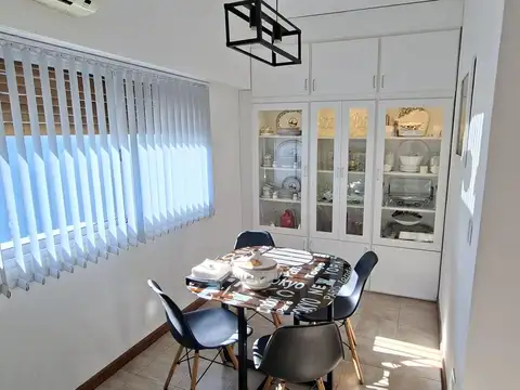 Luminoso PH de 3 ambientes con amplia terraza y cochera - En Venta