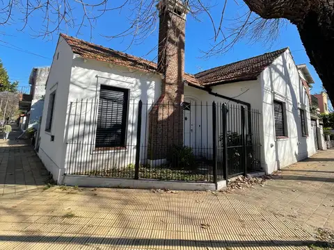 Martínez: Casa de 4 Amb en Lote Propio con Patio Ubicada a 3 Cuadras de Avda