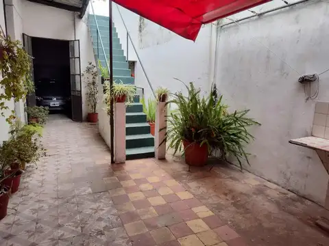 Venta casa 5 amb. Mataderos, cochera y terraza.