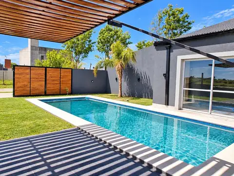 Casa en Alquiler con 2 cocheras