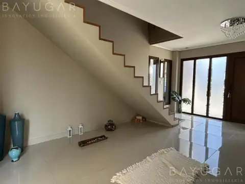 Casa 5 ambientes con 4 baños