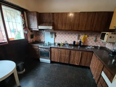 Casa 4 ambientes con 2 baños