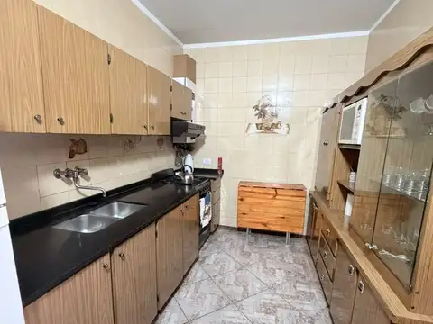 Casa 8 ambientes con 2 baños