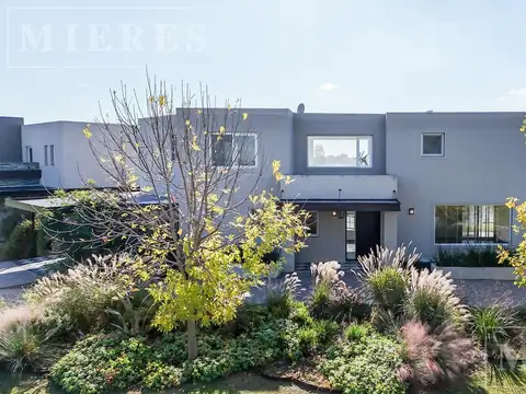 Casa en venta sobre lote a la laguna en El Cantón Barrio Islas