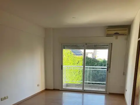 MONOAMBIENTE AMPLIO CON BALCON COCINA CON MUEBLES LUMINOSO