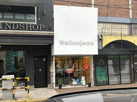 Local en Alquiler sobre calle Alsina casi Brown, excelente ubicación comercial!