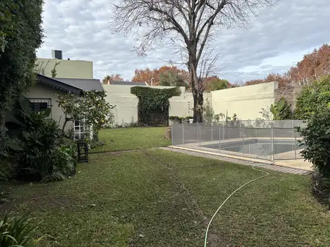 Casa histórica, estilo Suiza, actualizada, con gran jardín en Martínez
