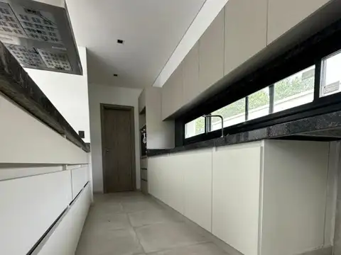 CASA EN HARAS DEL SUR III, 4 AMBIENTES CON PISCINA