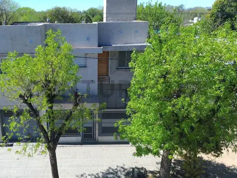 Casa 9 ambientes con 2 baños