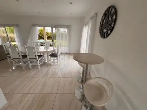 Casa en Alquiler Temporal con 3 cocheras