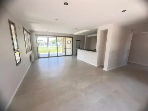 Casa en Alquiler con 1 cochera