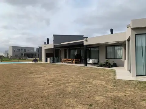 Casa en Alquiler de 3 dormitorios