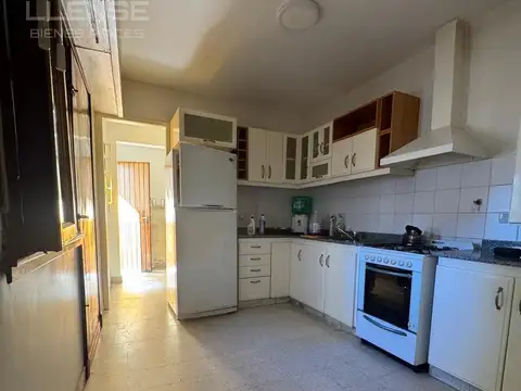 Casa 4 ambientes con departamento de entrada individual en VENTA - Don Bosco 470, Bernal.