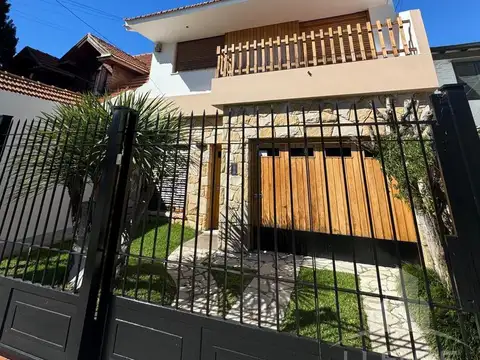 Casa 4 ambientes con departamento de entrada individual en VENTA - Don Bosco 470, Bernal