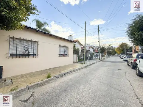 Chalet en una planta de 3 ambientes c/ bohardilla y patio