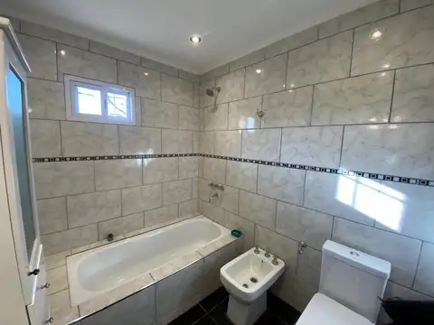 CASA EN VENTA - BARRIO LOS PIONEROS