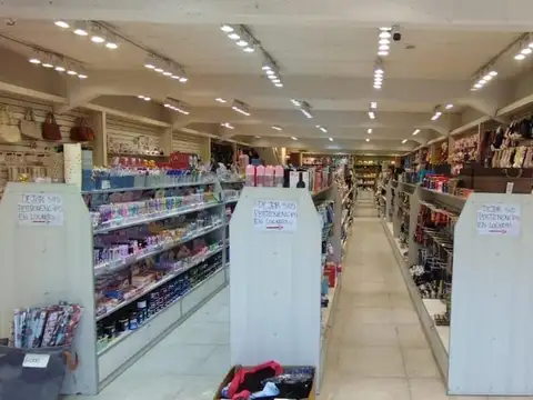 Excelente Inmueble - 2 locales comerciales sobre Colectora