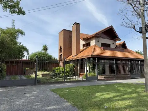 Chalet sobre 2 lotes con verde y piscina, Quilmes Oeste