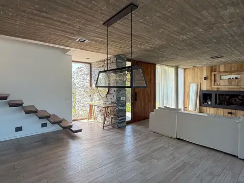 Casa 5 ambientes con 3 baños
