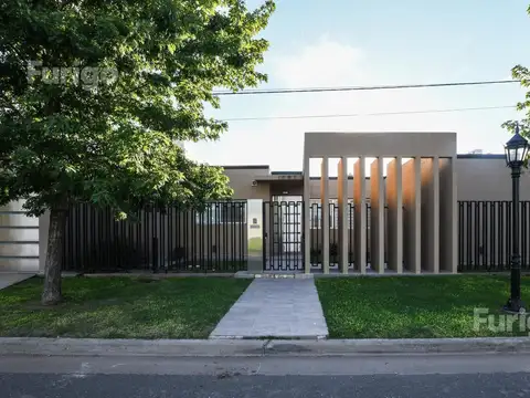 Casa 3 dormitorios con piscina en Soldini - Barrio Las Pérgolas