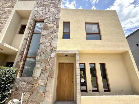 Casa en Alquiler con 2 cocheras