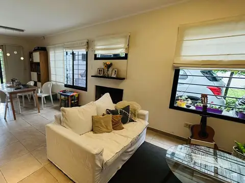 Casa 3 dormitorios con pileta. City Bell