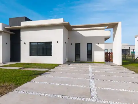 CASA 4 AMB A ESTRENAR - 165 M2 CUBIERTOS - LOTE 819 M2 - CON GALERIA Y PISCINA