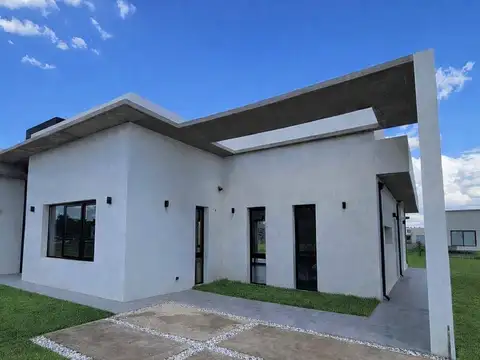 CASA 4 AMB A ESTRENAR - 165 M2 CUBIERTOS - LOTE 819 M2 - CON GALERIA Y PISCINA