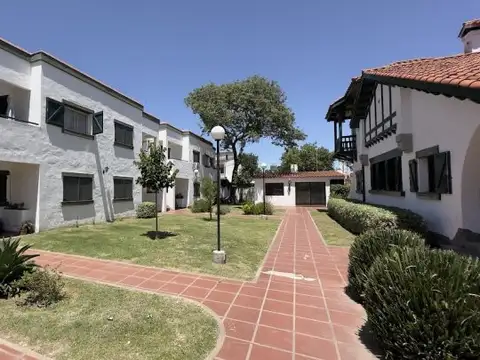 Alquilamos en barrio Alberdi: 2 dormitorios con patio y cochera