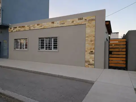 CASA CENTRICA 3 AMBIENTES, CON POTENCIAL COMERCIAL