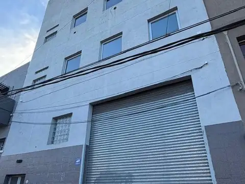 Galpón con oficinas comerciales