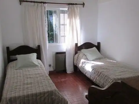 Casa en una planta con lindisimo jardin en el Barrio Los Nogales