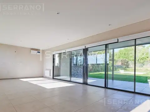 Casa en Venta con 4 cocheras