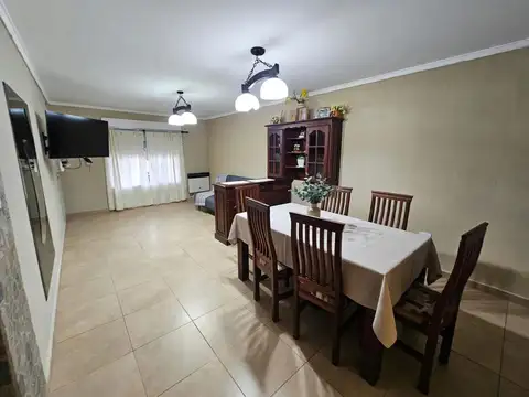 Casa 4 ambientes con 2 baños
