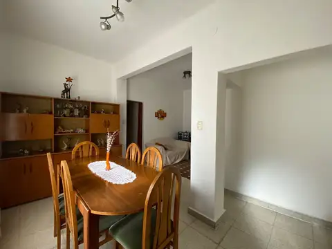 Casa 4 ambientes con 2 baños