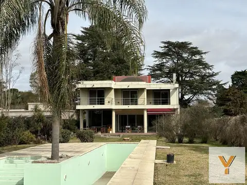 Casa en venta - 4 Dormitorios 3 Baños - Cochera - 1608Mts2 - Villa Elisa