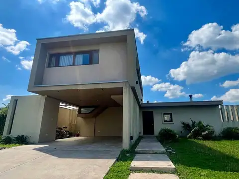 VENTA: casa de tres dormitorios, galería con parrillero, pileta y dos cocheras. Puerto Roldan