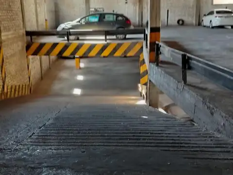 Cochera Céntrica - Excelente Ubicación - Frente al poder Judicial - Seguridad 24 hs.