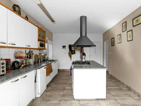 Venta casa en Galapagos, cinco ambientes. Gran lote