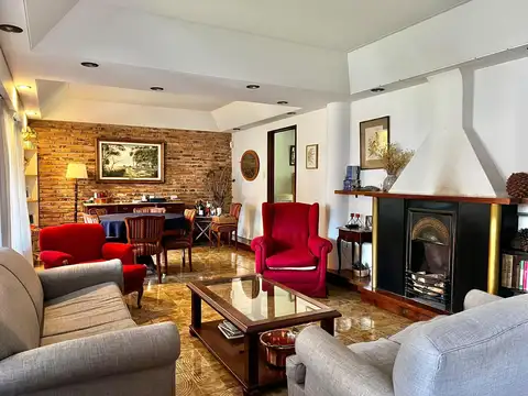 Casa en Alquiler con 2 cocheras