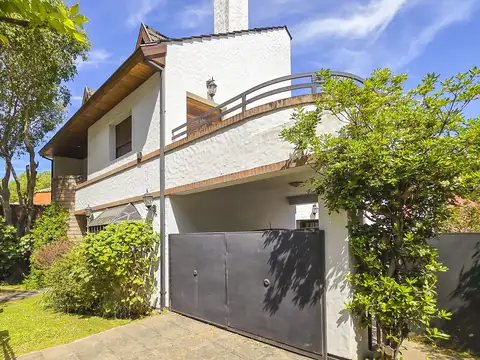 LINDÍSIMO CHALET BIEN UBICADO Y EN IMPECABLE ESTADO 