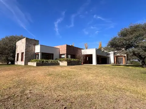 Casa en Venta con 2 cocheras