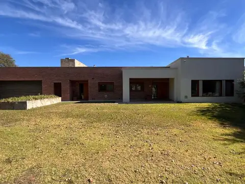 Casa 14 ambientes con 3 baños