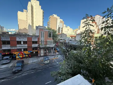 EXCELENTE UBICACION 3 AMBIENTES AL FRENTE MUY LUMINOSO